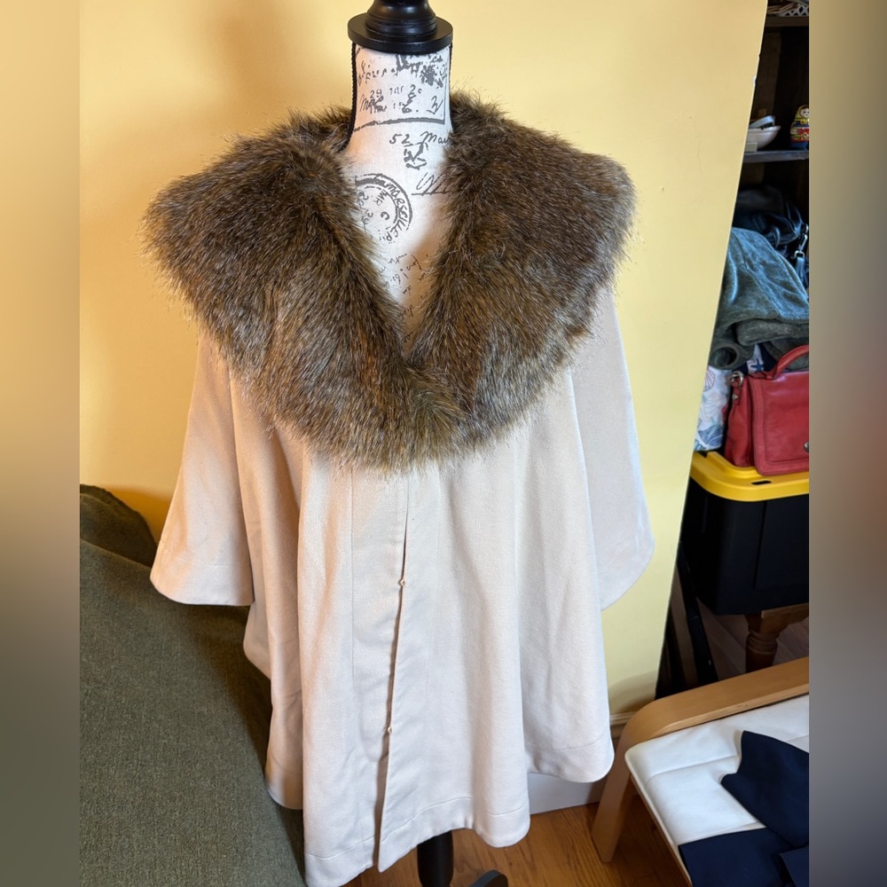 NWT Adrienne Landau Cape M/L Removable faux fur collar